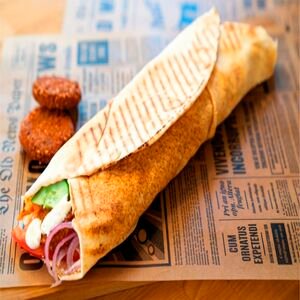 Kebabas lavaše su falafeliais